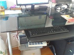 出售九成新电脑桌一台